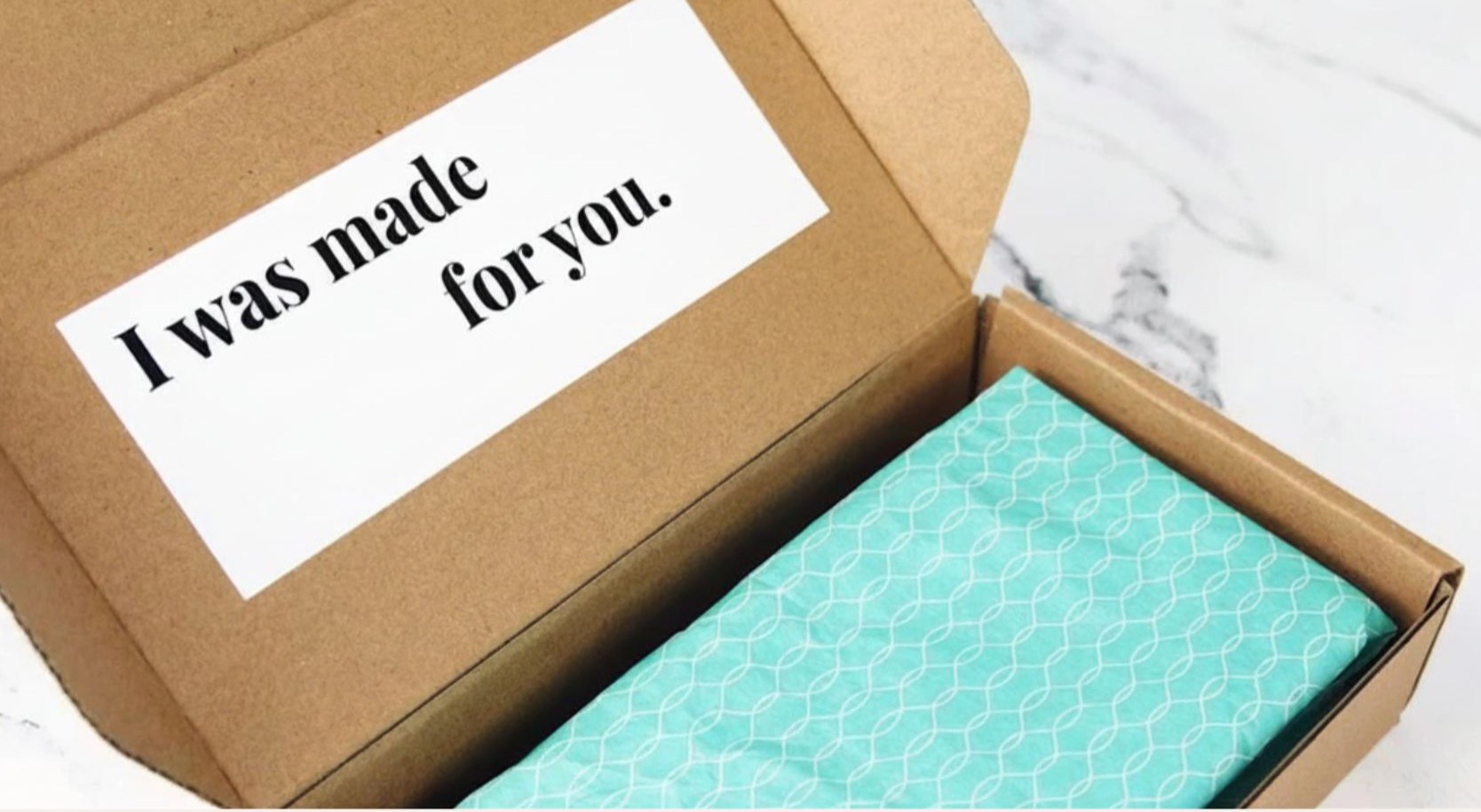 Geöffneter Versandkarton mit individuellem Beileger – das Unboxing-Erlebnis